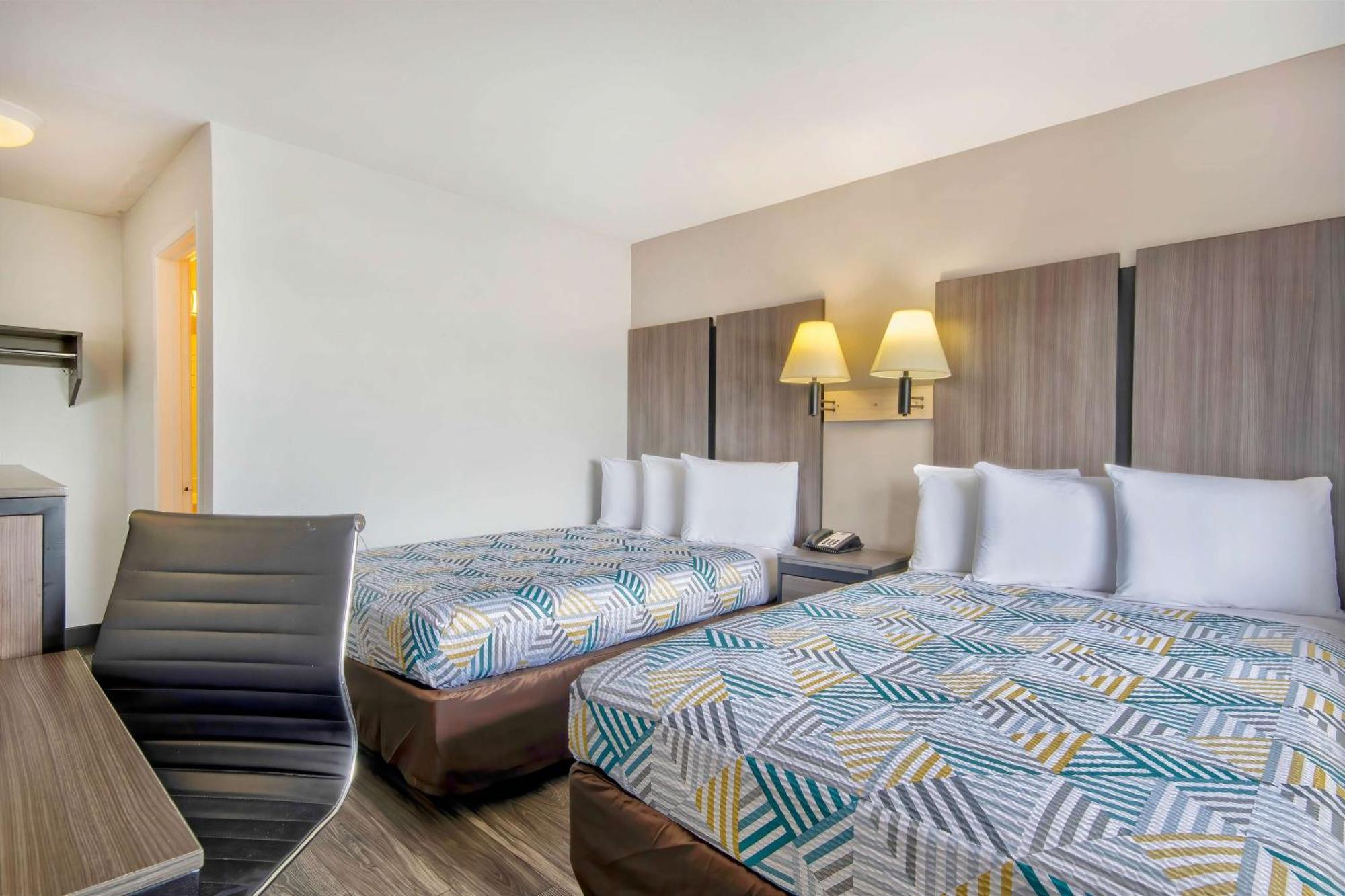 6 Hotel